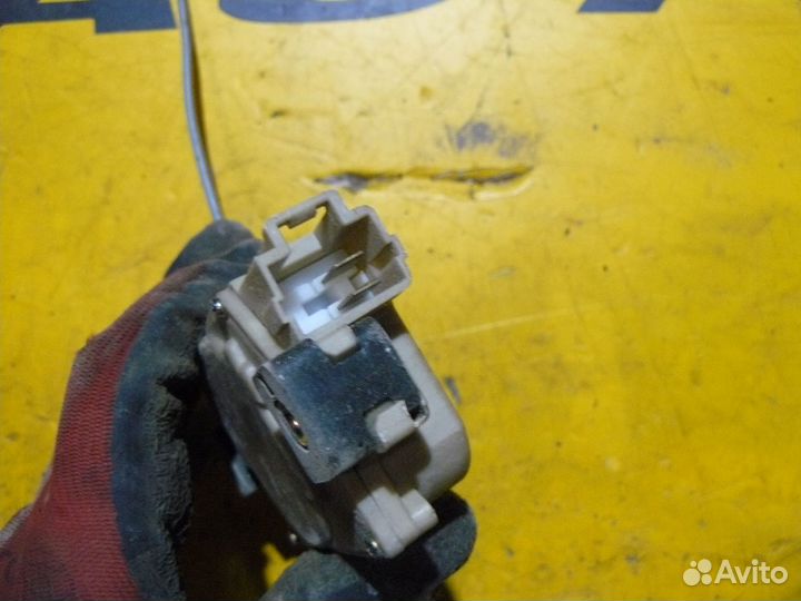 Активатор замка багажника Nissan Almera N16 2005г