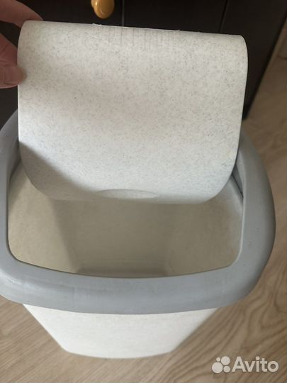 Мусорное ведро - пластиковый контейнер