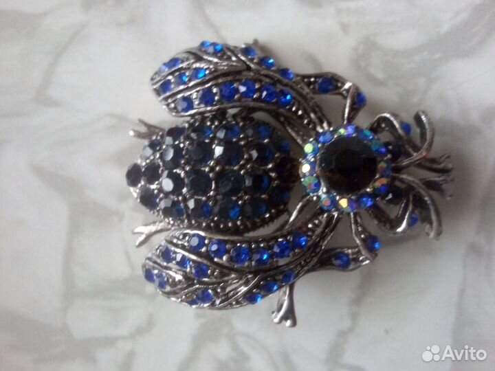 Брошь красивая