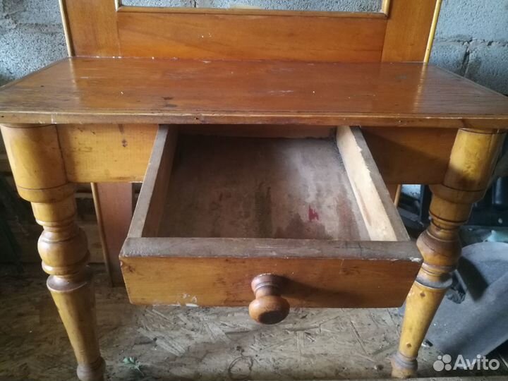 Старинная рама для зеркала со столиком