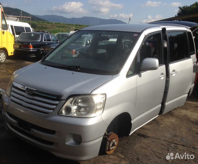Фонарь задний левый toyota noah AZR60