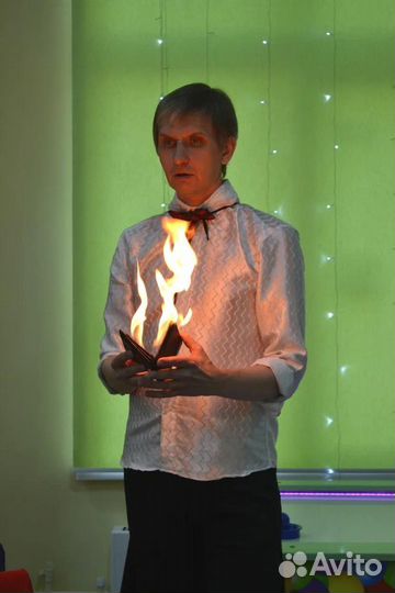 Фокусник иллюзионист с кроликом