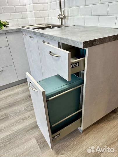 Угловая кухня под потолок на заказ