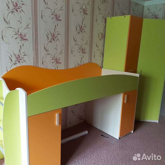 Детская кровать с матрасом и шкаф под вещи