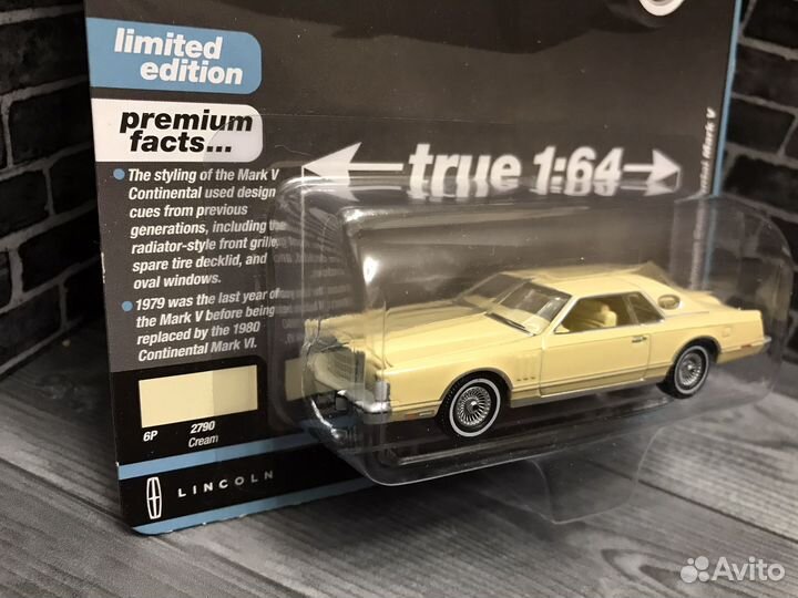 Auto World 1/64 Lincoln Continental Mark V