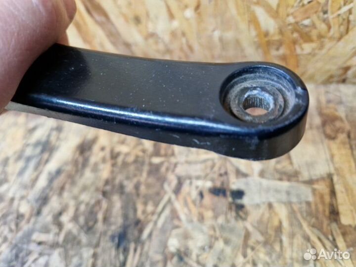 Поводок стеклоочистителя передний правый Skoda