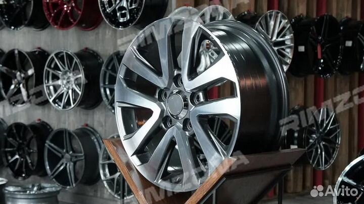 Литой диск в стиле Toyota R17 5x150