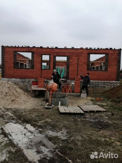 Бригада строителей.Каменьщики. Кровельщики