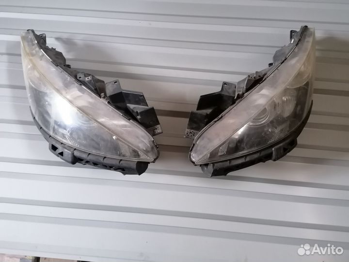 Фара передняя Mazda Biante