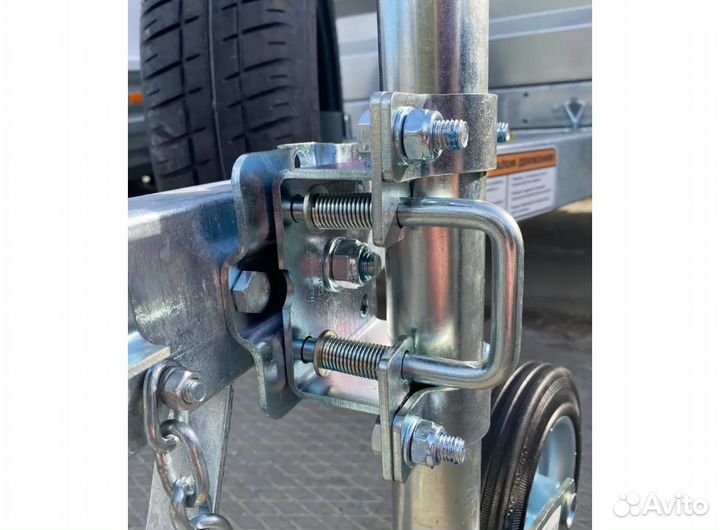 Поворотный кронштейн для опорного колеса прицепа