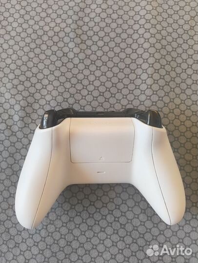 Геймпад Xbox One s белого цвета