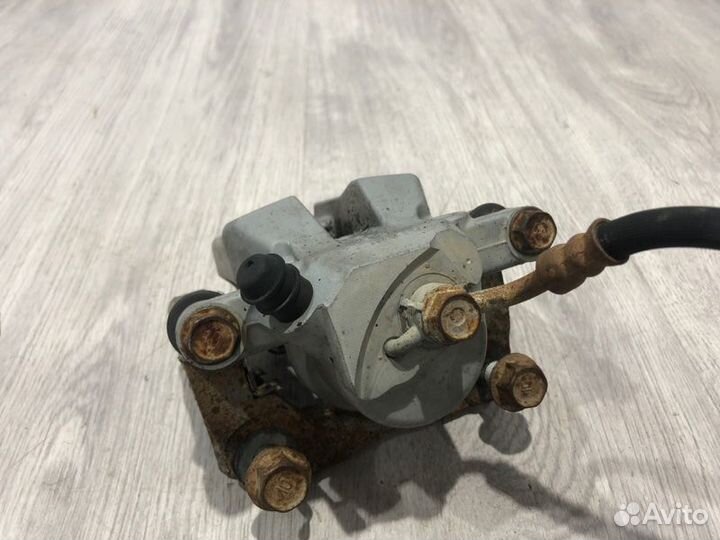 Суппорт тормозной задний правый Toyota Rav4 ACA33