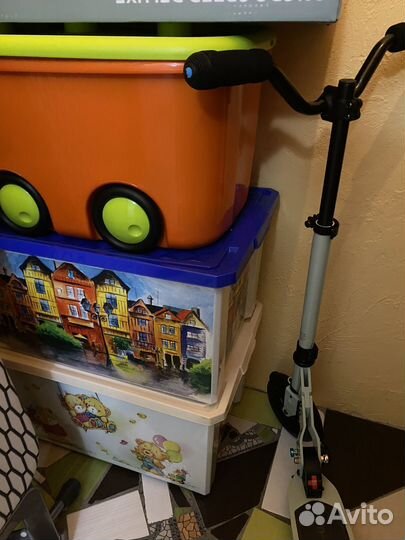 Ящик для игрушек на колесах с игрушками