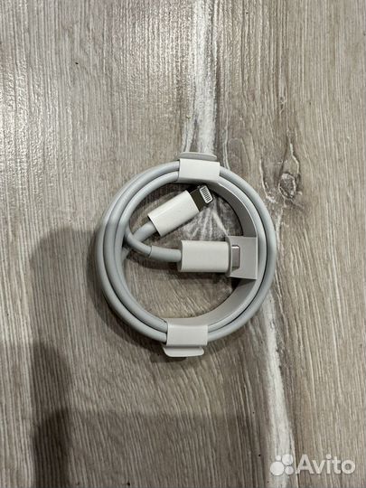 Кабель и адаптер iPhone