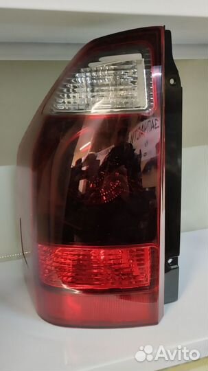 Фонарь задний внешний левый на Паджеро 3
