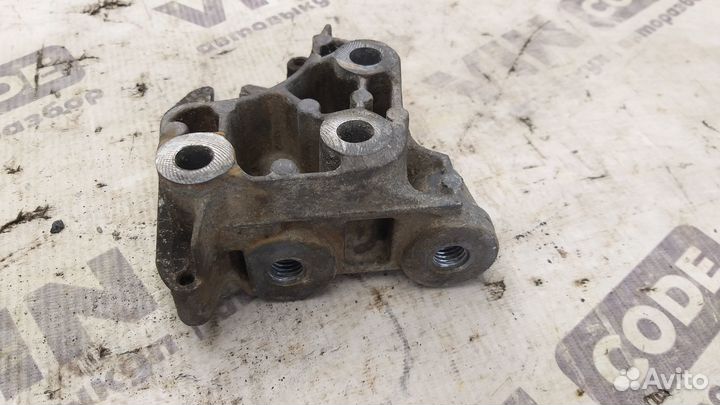 Кронштейн опоры двигателя правый Ford Kuga 1