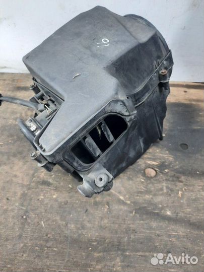 Корпус воздушного фильтра Ford Kuga1 внедорожник