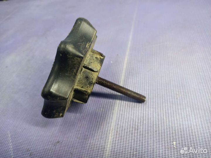 Болт крепления запасного колеса Volkswagen/Skoda