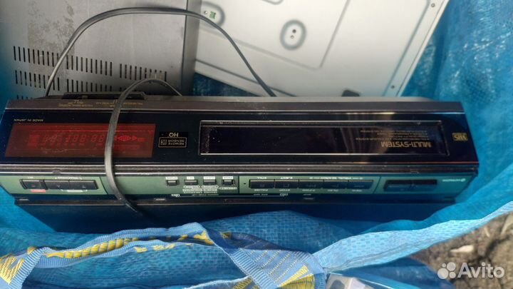 Видеомагнитофон VHS и кассеты