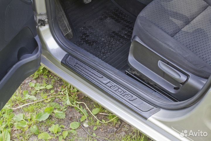 Накладки на пороги Skoda Fabia 2 (07-14) RA