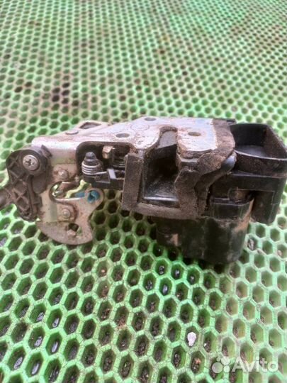 Замок двери задний левый Chevrolet Aveo T250