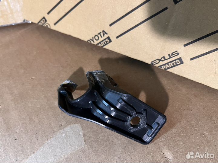 Крепление правой фары Toyota Camry 70