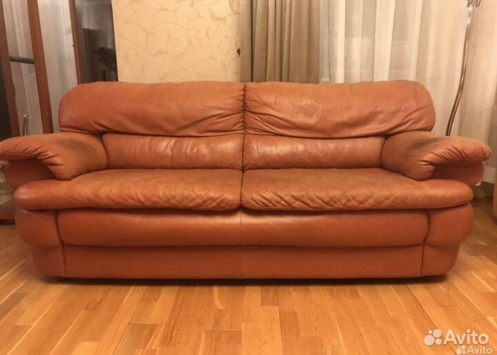 Кожаный диван