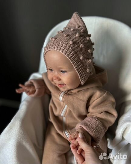 Вязаная осенняя детская шапка