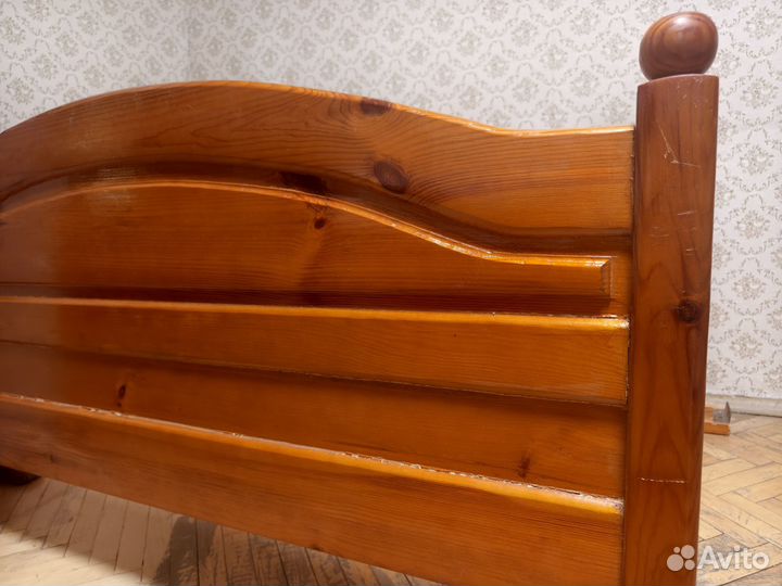 Кровать двуспальная массива дерева