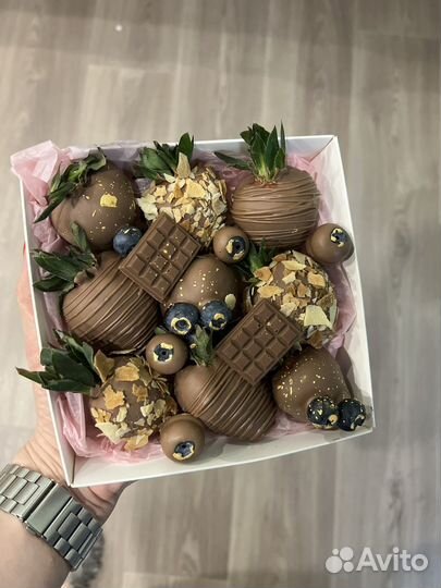 Клубника банан финики в шоколаде