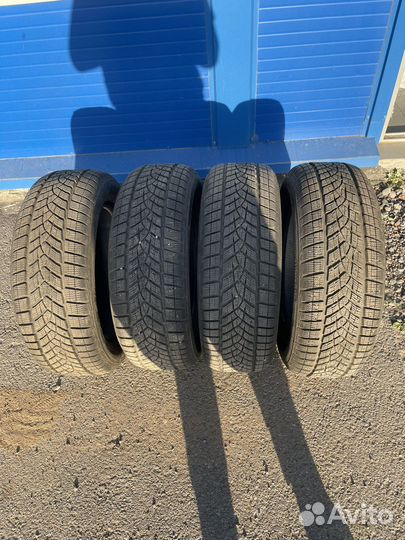Goodyear UltraGrip Performance+ SUV 215/60 R17 96H