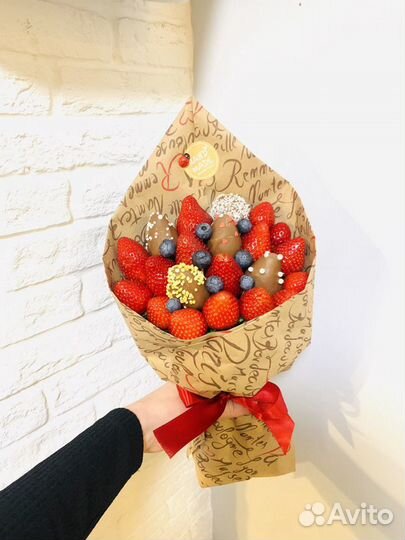 Букеты из цветов и клубники