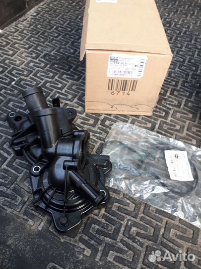 Корпус термостата VAG с термостатом новый оригинал