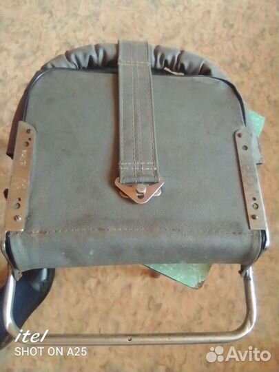 Сиденье откидное с креплением на стену