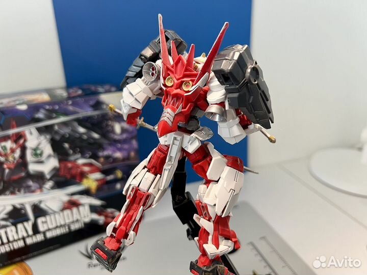 Bandai sengoku astray gundam 1/144 с подставкой