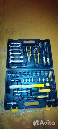 Набор инструментов для авто в чемодане