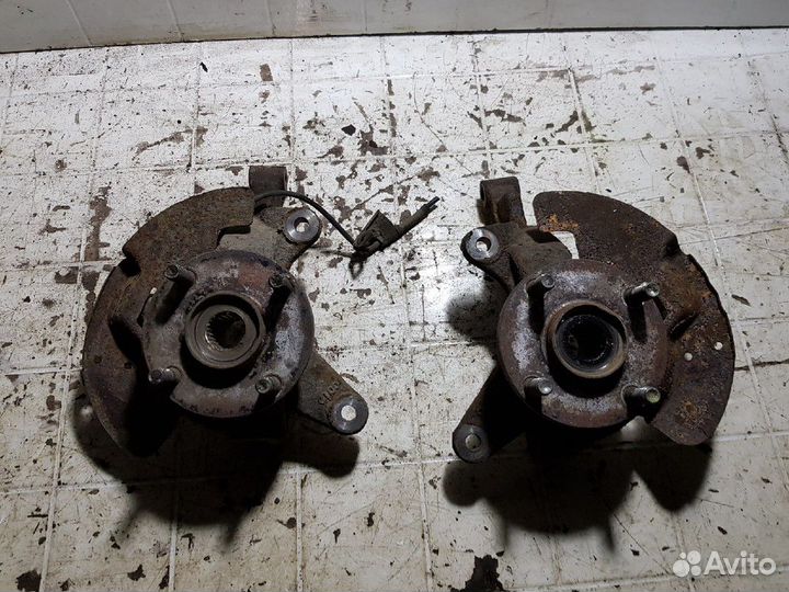 Поворотный кулак левый Mazda 323 F BJ 2002 1.6мкпп