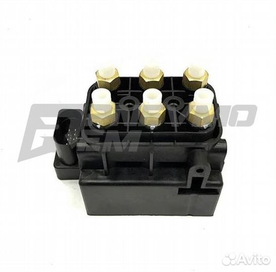 Блок клапанов пневмоподвески Audi Q7