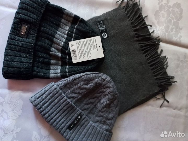 Шапки 3 штуки и шарфы разные