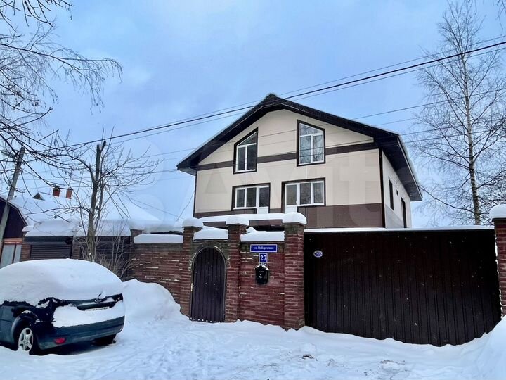 Дом 369,6 м² на участке 8,3 сот.