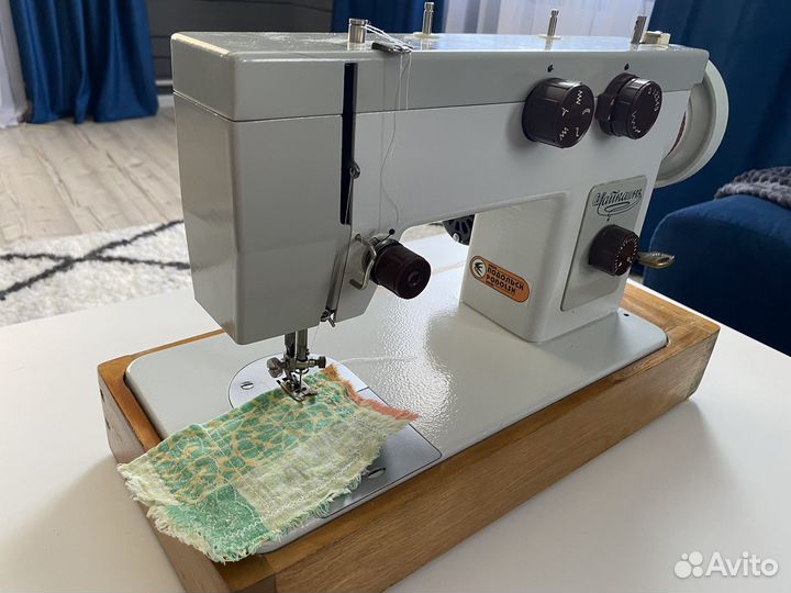Швейная машинка чайка 143
