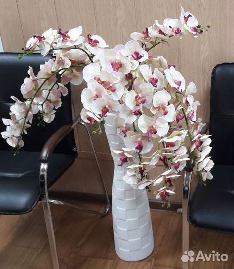 Ваза керамическая с искусственными цветами