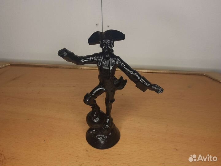 Статуэтка барон мюнгхаузен