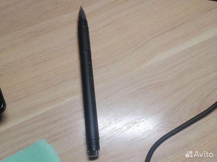 Чёрная ручка пол стержня пасты