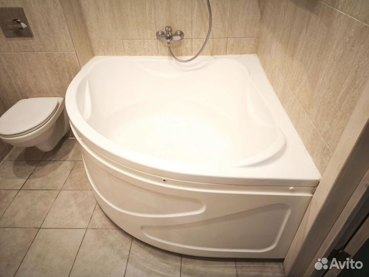 Угловая акриловая ванна Риола 135х135 см