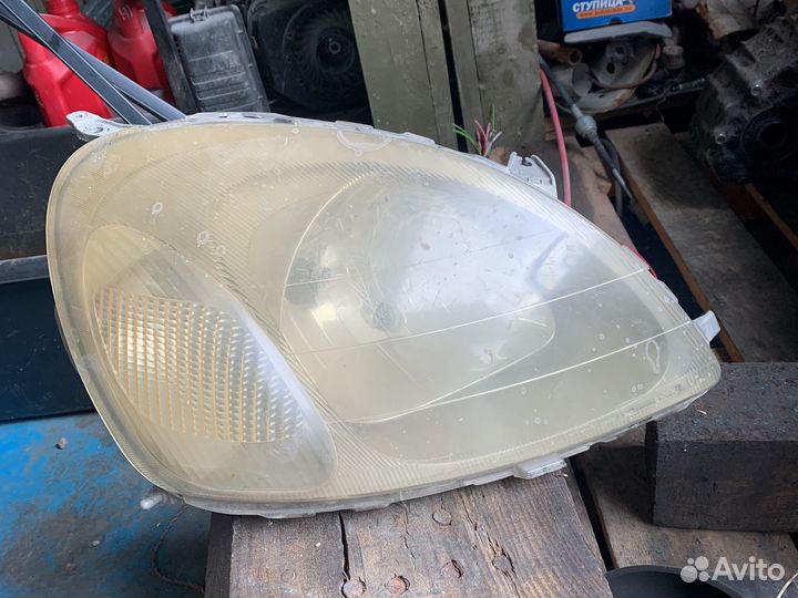 Фара правая Toyota yaris