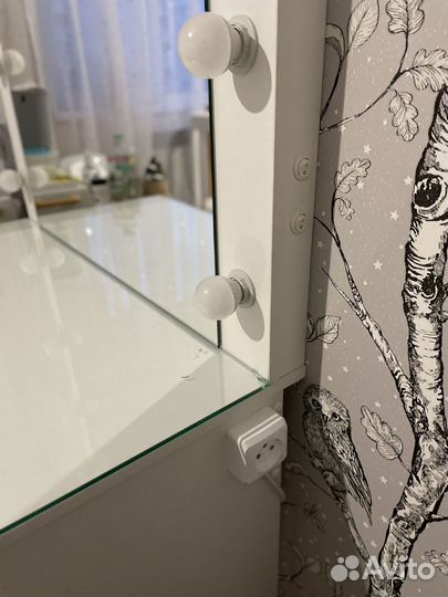 Гримерный столик с зеркалом и подсветкой