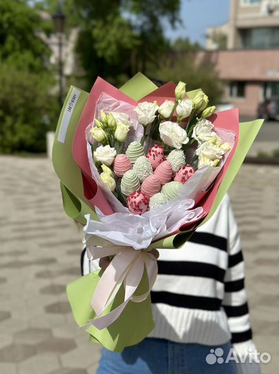 Букеты из клубники и цветов