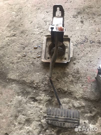 Педаль тормоза Mitsubishi Pajero Sport 2