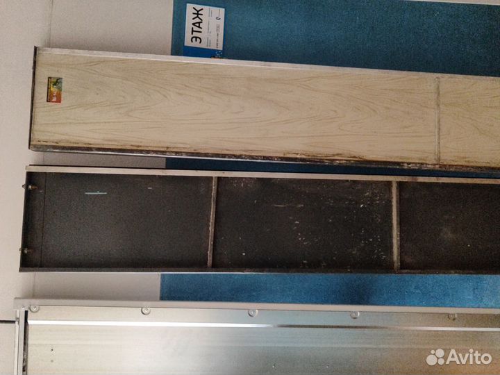 Металлическая дверь от лифта